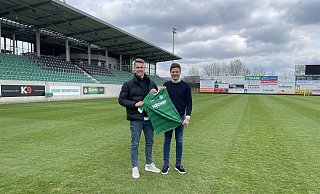 Willkommen im Häcker Wiehenstadion: Thilo Töpken (l.) wird von SVR-Geschäftsführer Alexander Müller begrüßt. - SV Rödinghausen