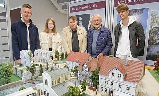 Ein Modell, das Alt-Lippspringe etwa um das Jahr 1925 zeigt, ist das Schmuckstück der Stadtfestausstellung (von links): Nico Grosse, Marie Schröder, Herbert Franz Gruber, Dr. Klaus Hölscher und Niclas Püster. - Klaus Karenfeld