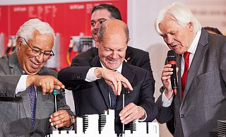 Hoher Besuch beim ostwestfälischen Technologieunternehmen Beckhoff: Firmengründer Hans Beckhoff (r.) begrüßte an seinem Messestand in Hannover Bundeskanzler Olaf Scholz und Portugals Premierminister Antonio Costa. - © Beckhoff