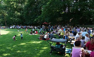 So schön war es 2019 mit vielen Gästen in der Maiwiese. - Stammtisch Barmeierplatz