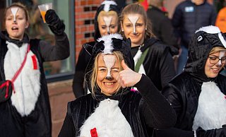 Daumen hoch für den Brakeler Umzug meint „Stinktier“ Katharina Wetzel. - Brakel Radau