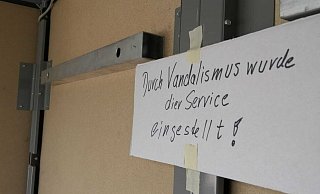 Der Automatenbetreiber hat genug und das Angebot am Ottberger Bahnhof nach Vandalismus eingestellt. - Burkhard Battran