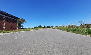 Der neu geteerte Radweg zwischen Sommersell und Rolfzen lockt nicht nur Radfahrer an. Dabei ist der offizielle Weg über die B 239 gar nicht viel länger. Fotos: Madita Schellenberg - Madita Schellenberg
