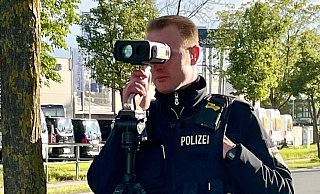 Polizeikommissar Marty Versteffen erkennt in Salzkotten schon von Weitem, ob zu schnell gefahren wird oder das Mobiltelefon benutzt wird. - Carola Drabon