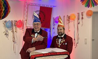 (v.l.) Sitzungspräsident Wolfgang Janzen und der erste Vorsitzende Mario Schulte bei den Dreharbeiten mit dem ersten USB-Stick. - Pickel Jau