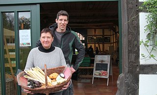 Die Spargelzeit hat begonnen: Simone Flörkemeier und Constatin von Laer zeigen vor dem Hofladen in Schwarzenmoor einen ganzen Korb mit dem heimischen Gemüse und seinen wichtigsten Zutaten. - Jobst Lüdeking