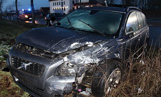 Der Volvo schleuderte auf einen Grünstreifen. - Polizei Minden-Lübbecke