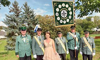 Stolz zeigt sich der neue Diözesankönig und Vize-Bundeskönig Jörg Aufenanger mit Gattin Ina Aufenanger sowie Bezirksbundesmeister Matthias Gockeln (l.) und den Trägern der Diözesanstandarte beim Bundesfest in Mayen mit den neuen Insignien. - Schützen/auwi