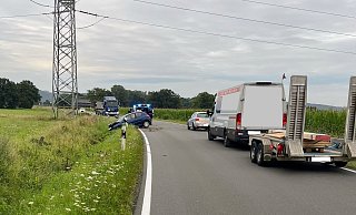 Eine Autofahrt zweier Jugendlichen endete am Montagmorgen mit einem Unfall. - Polizei Minden-Lübbecke