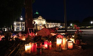 Am Tatort hatten die Menschen wenige Tage nach der Tat Blumen abgelegt und Kerzen angezündet. Inzwischen sind diese Zeichen der Anteilnahme wieder verschwunden - bis auf eine Kerze. - Ulf Hanke
