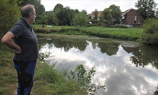 Peter Bauer schaut hinüber zu dem kleinen Strand, der durch das momentane Niedrigwasser entstanden ist. Erfreut ist darüber womöglich der Graureiher, der sich bequem an den kleinen Fischen im flachen Wasser bedienen kann. - Meiko Haselhorst