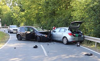 Die Fahrzeuge prallten auf der Landesstraße frontal aufeinander. - Polizei