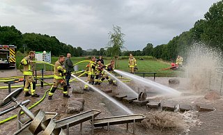 Feuerwehr-Einsatz am Wasserspielplatz in den Warburger Diemelauen nach der Überschwemmung. - FW Warburg