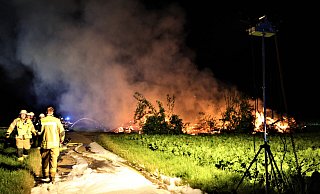 Da war nicht mehr viel zu machen: Die Feuerwehr konnte die hölzerne Scheune, die schnell eingestürtzt war, nur noch kontrolliert abbrennen lassen. - Simone Flörke