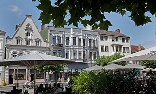 An der Häuserzeile am westlichen Rand des Alten Marktes sticht das aufwendig sanierte WMF-Haus mit seiner historuschen Fassade hervor. - Frank-Michael Kiel-Steinkamp