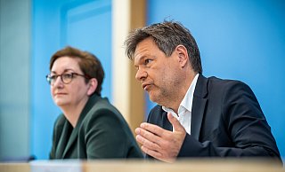 Robert Habeck (Bündnis 90/Die Grünen), Bundesminister für Wirtschaft und Klimaschutz, nimmt neben Klara Geywitz (SPD), Bundesministerin für Bau und Wohnen, an der Pressekonferenz zum Gebäudeenergiegesetz teil. - dpa