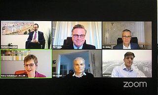 (Im Uhrzeigersinn von oben links) der Geschäftsführer der Stadtentwicklungsgesellschaft Norbert Landshut, Bürgermeister Tim Kähler, Baubeigeordneter Peter Maria Böhm, Stephan Austrup von der Interboden GmbH, Professor Oliver Hall und Moderatorin Petra Voßebürger. - Corina Lass