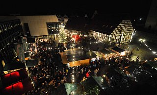 Der Weihnachtsmarkt auf dem Rathausplatz wird von Ehrenamtlichen organisiert und gehört für viele Bünder zu den Höhepunkten des Bünder Festjahres. - Thomas Klüter
