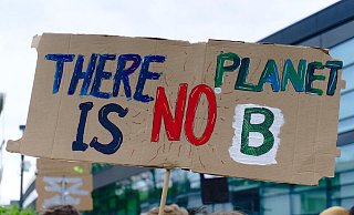 Auf Englisch steht auf diesem Plakat: „Es gibt keinen Planet B“. - Pixabay