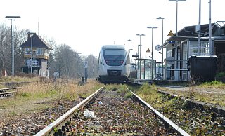 Rahden ist derzeit Endstation, hier fahren die Züge derzeit nur nach Bielefeld ab. Diese Trennung der kürzesten Verbindung von OWL nach Bremen sei unnatürlich, sagt Rahdens Bürgermeister Bert Honsel. Er unterstützt die Wiederbelebung der Strecke nach Bremen. - Joern Spreen-Ledebur