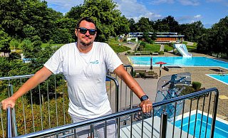 Felix Huttel ist der Betriebsleiter im Freibad Gadderbaum. Für ihn ist das beliebte Bad sein absoluter Wunscharbeitsplatz. - Eike J. Horstmann