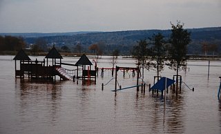 Nur noch die Spitzen der Klettergerüste ragen in am Freizeitgelände Godelheim aus dem Wasser heraus. 85,7 Liter Regen kamen pro Quadratmeter innerhalb nur weniger Stunden herunter – zu viel für die Weser. - Archiv: Thomas Kube