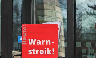 Viele Erziehende sowie Busfahrerinnen und -fahrer legen ihre Arbeit nieder. - dpa/Ann-Marie Utz