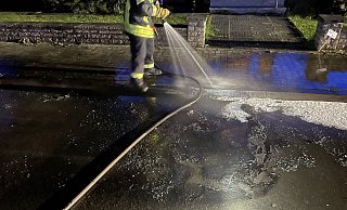 Auto brennt in der Nacht am Straßenrand in Kirchlengern aus - Feuerwehr Kirchlengern