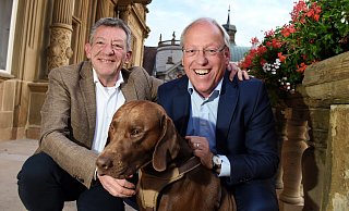 Oberbürgermeister Pit Clausen (SPD) mit seinem Mann Thomas Sopp und Hund Scotty auf dem Rathausbalkon: 2025 möchte Clausen nicht erneut kandidieren. - Barbara Franke