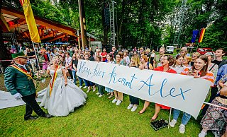 Das neue Paderborner Königspaar Sascha Koch und Alexandra Röver wird bei der abendlichen Parade begeistert empfangen. - Besim Mazhiqi