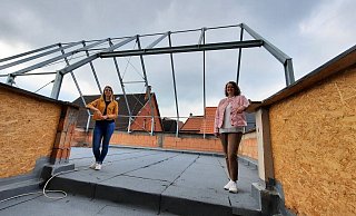 Anna-Lena Helmes (links) und Annika Rosche auf der baldigen Dachterrasse des Nieheimer Jugendtreffs auf dem Anbau des Richterhauses. - Madita Schellenberg
