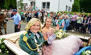 Königin Luisa Wiechers hat sich ganz klassisch für die Schützenuniform entschieden, während ihre Partnerin und Prinzessin Kerstin Milchberger ein Königinnenkleid trägt. - Nicole Ellerbrake