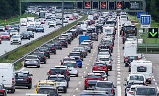 Auch in diesem Jahr ist zum Start der Osterferien wieder mit zahlreichen Staus auf Deutschlands Autobahnen zu rechnen. - dpa