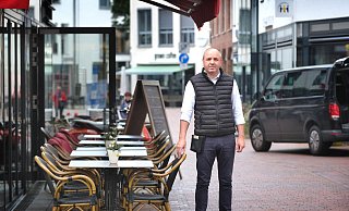 Betreibt seit 2014 das "Pastis" an der Eickhoffstraße: Blerim Sadiku draußen vor seinem Lokal. Vor ein paar Wochen sah er sich aufgrund eines Briefes der Stadt gezwungen, einige Tische zu entfernen. - Andreas Frücht