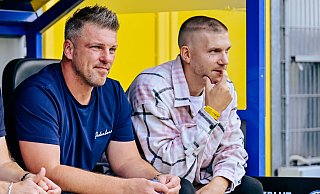 SCP-Coach Lukas Kwasniok und sein Schützling Robert Leipertz (r.), der hier in Zivil im Heimspiel gegen Osnabrück auf der Bank sitzt, hatten auch in der Hinrunde so manchen Spruch auf Lager. - Besim Mazhiqi