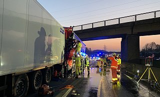 Die Autobahn war nach dem Unfall gesperrt. - Feuerwehr Gladbeck