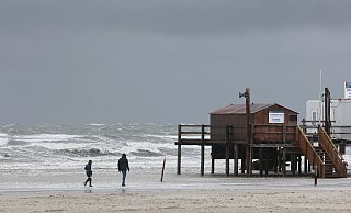 Windböen des Sturmtiefs "Poly" fegen über den Strand von St. Peter Ording, der zum Teil unter Wasser steht. - Bodo Marks