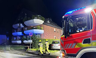 Die Paderborner Feuerwehr rückte in der Nacht zu Montag zu einem gemeldeten Zimmerbrand in den Erlenweg in der Stadtheide aus. - Ralph Meyer