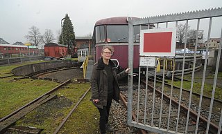 Christina Schwarze ist Vorsitzende der Museumseisenbahn Rahden-Uchte. Wegen des nun entdeckten Gleisschadens kann der rote Schienenbus noch immer nicht von Rahden aus gen Lavelsloh fahren. - Joern Spreen-Ledebur