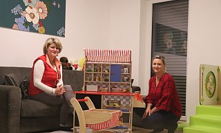 Tatjana Kling (links) und Olga Penner haben die Großtagespflege in Spradow gegründet. Zuvor haben beide in der Altenpflege gearbeitet. - Florian Finke