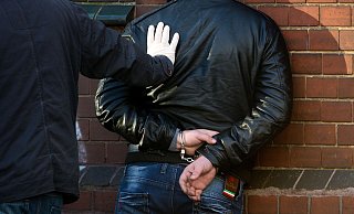 Der Mann lässt sich von der Paderborner Polizei widerstandslos festnehmen. - Julian Stratenschulte / picture alliance / dpa (Themenbild)