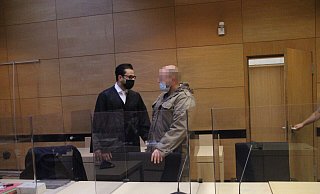 Der 31-jährige Bünder (rechts) steht im Landgericht Bielefeld neben Anwalt Ali Mojab. - Florian Weyand