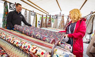 Meterweise schöne Stoffe – die Auswahl fällt Sylvia Adrian Teichert am Stand von Twan Gerrits nicht leicht. - Mike-Dennis Müller / www.mdm.photo