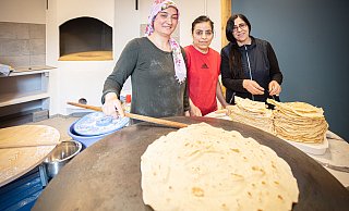 Knusprige Fladen aus Yufka-Teig: Yurda Gül Korkmaz, Gönül Yildirim und Gülbahar Gündüz von den Stadtteilmüttern Sieker haben das Backhaus zumindest teilweise eingeweiht. - Mike-Dennis Müller / www.mdm.photo