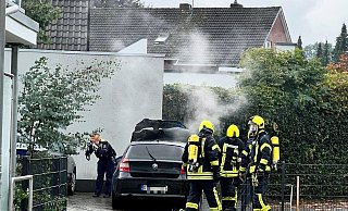 Ein brennendes Auto auf einem Innenhof in der Clarholzer Straße 8 in Harsewinkel hatte am Mittwoch, gegen 10.30 Uhr, einen größeren Feuerwehreinsatz zu Folge. Verletzt wurde hierbei niemand. - Gabriele Grund