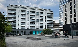 Der Neumarkt liegt etwas versteckt. Umgestaltet ist er - aber die Fläche in der Mitte ist nur asphaltiert. Hier waren mal Spielgeräte oder Grün geplant. - Mike-Dennis Müller
