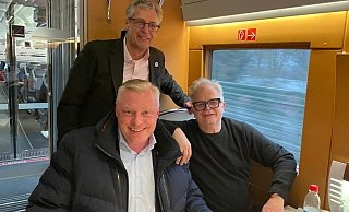 Daniel Hartmann (v. l.) und Stefan Fellmann mit Herbert Grönemeyer im Zug nach Berlin. - Privat