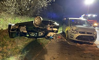 Durch ein Brems- und Ausweichmanöver überschlug sich ein BMW auf der A2 bei Gütersloh. Zuvor kollidierte der Wagen noch mit einem Ford S-Max. - Thorsten Heß