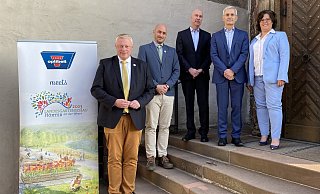 Freuen sich über die fruchtbare Kooperation, die eine absolute „Win-Win-Situation“ darstellt:Höxters Bürgermeister Daniel Hartmann (v. l.), LGS-Geschäftsführer Jan Holsteg, Optibelt-Geschäftsführer Konrad Ummen und Reinhold Mühlbeyer, LGS-Geschäftsführerin Claudia Koch. - LGS