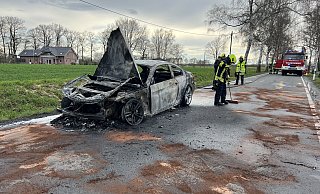Feuerwehr-Einsatz im Kreis Gütersloh: Trotz des schnellen Eintreffens der Einsatzkräfte konnte das Ausbrennen des Autos nicht verhindert werden. - Thorsten Heß